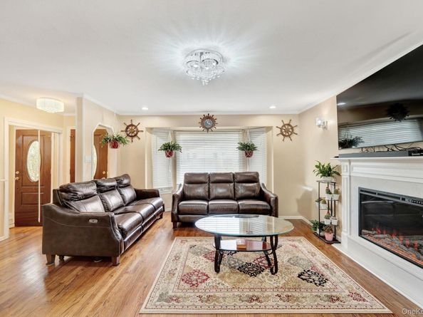 1 Wayland Road, Plainview NY 11803