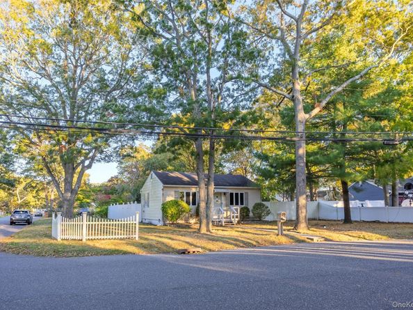 85 Lake Promenade, Ronkonkoma NY 11779