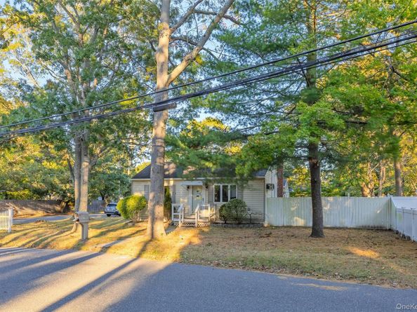 85 Lake Promenade, Ronkonkoma NY 11779