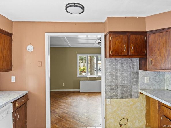 85 Lake Promenade, Ronkonkoma NY 11779