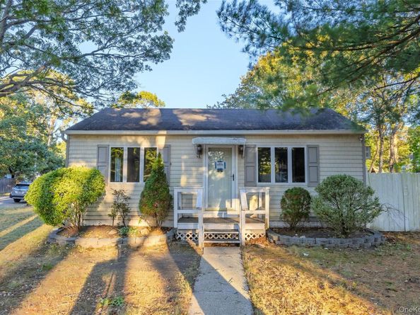 85 Lake Promenade, Ronkonkoma NY 11779