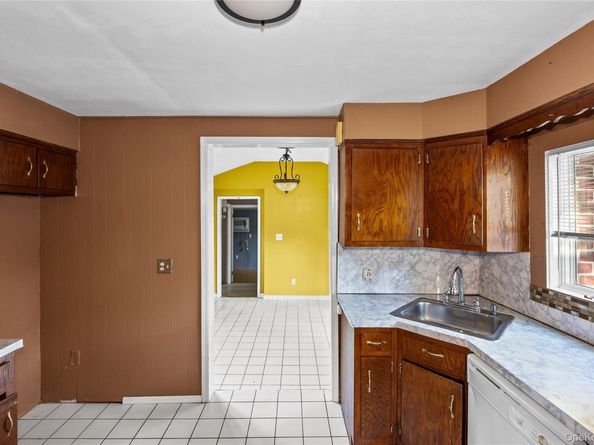 85 Lake Promenade, Ronkonkoma NY 11779