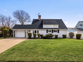 68 Summer Lane, Hicksville NY 11801
