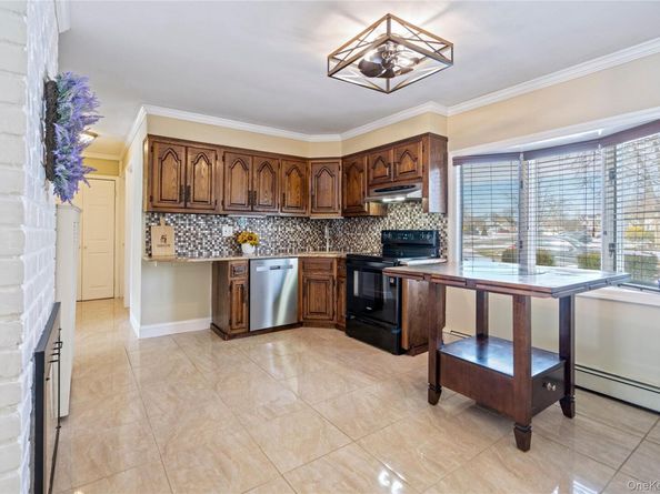 68 Summer Lane, Hicksville NY 11801