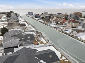 21 Shore Drive W, Copiague NY 11726