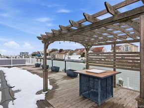 21 Shore Drive W, Copiague NY 11726