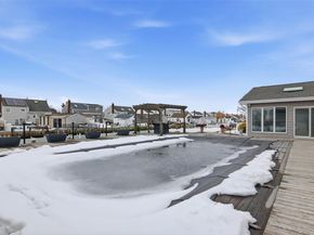 21 Shore Drive W, Copiague NY 11726