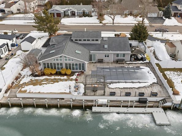 21 Shore Drive W, Copiague NY 11726