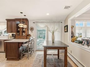 21 Shore Drive W, Copiague NY 11726