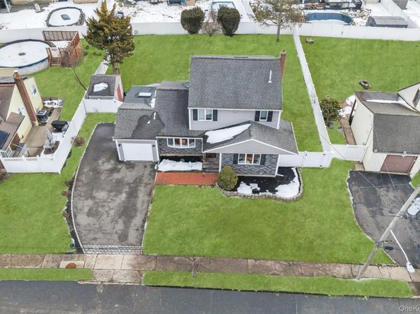 225 Farhan Lane, North Babylon NY 11703