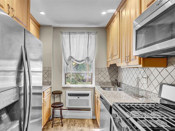 30 Daley Place 247, Lynbrook NY 11563