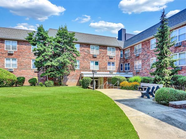30 Daley Place 247, Lynbrook NY 11563