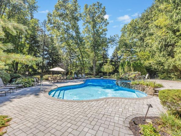 40 Somerset Place, Syosset NY 11791