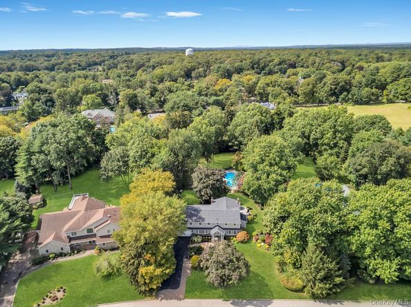 40 Somerset Place, Syosset NY 11791