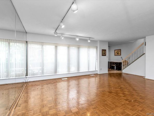 28 Spring Hollow, Roslyn NY 11576