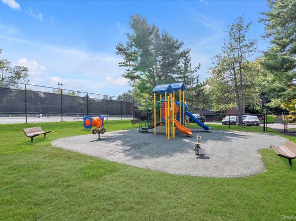 28 Spring Hollow, Roslyn NY 11576