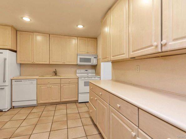 28 Spring Hollow, Roslyn NY 11576