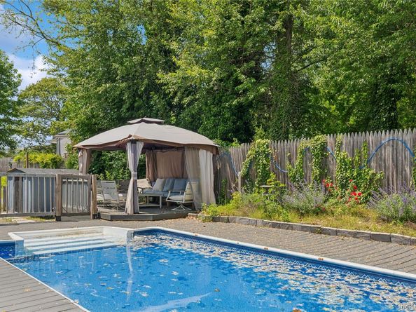 8 North Railroad Avenue, Jamesport NY 11901-6016