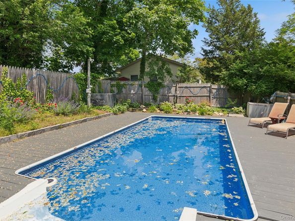 8 North Railroad Avenue, Jamesport NY 11901-6016