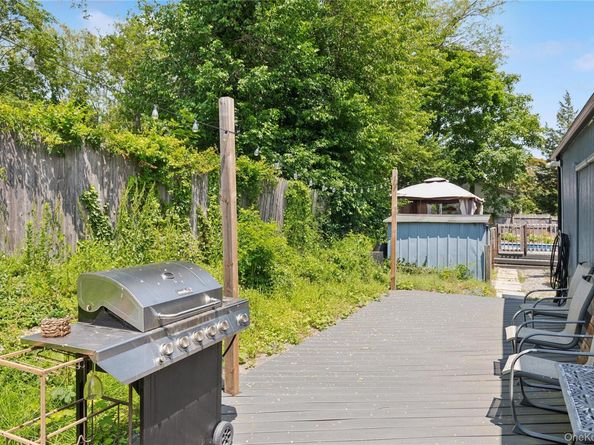 8 North Railroad Avenue, Jamesport NY 11901-6016