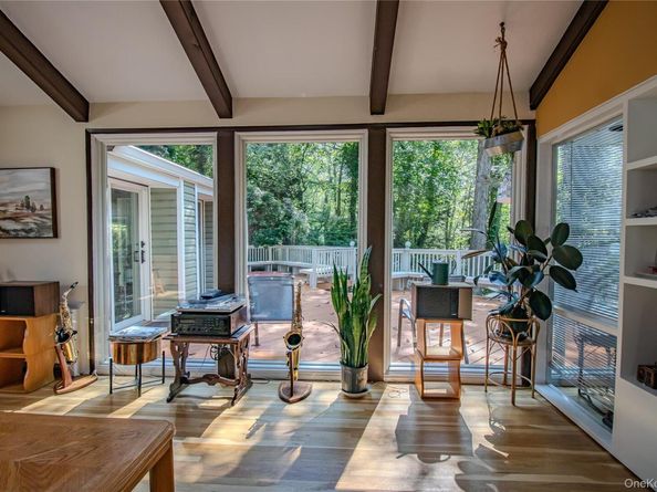 22 Meadowood Court, Huntington NY 11743