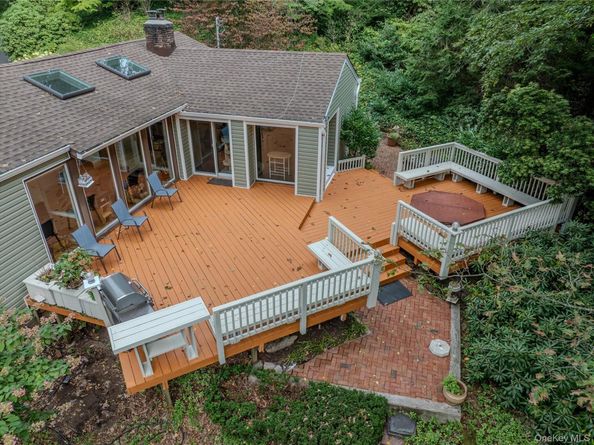 22 Meadowood Court, Huntington NY 11743