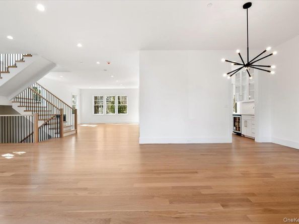 8 Dell Road, Scarsdale NY 10583