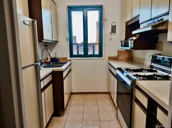 1604 Metropolitan Avenue 8F, Bronx NY 10462