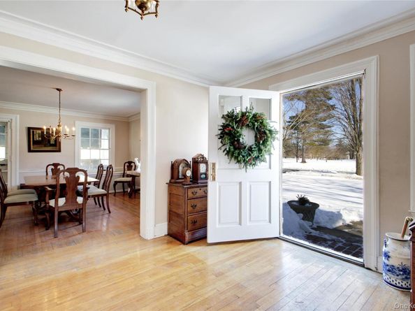 6 Emmet Place, Garden City NY 11530