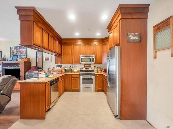 305 Okeefe Court, Oakdale NY 11769