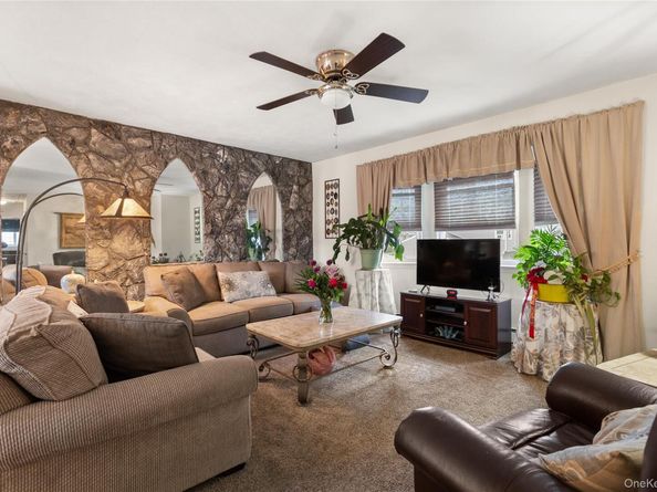 754 Halsey Place, Lindenhurst NY 11757
