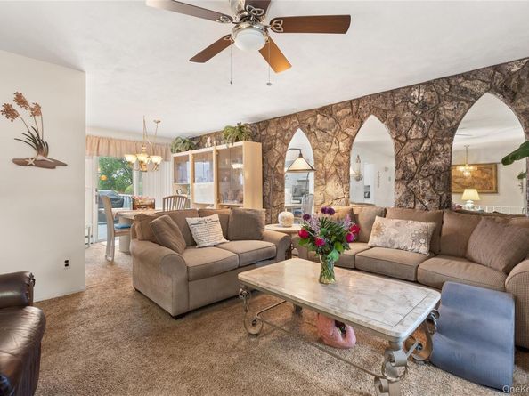754 Halsey Place, Lindenhurst NY 11757