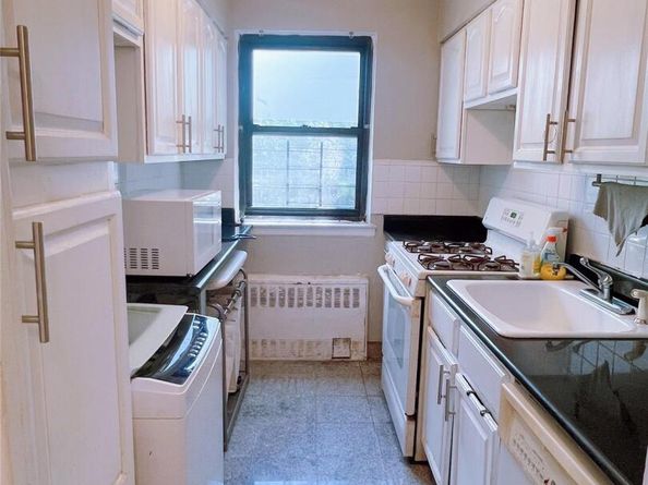 196-11 69th Avenue 2nd fl, Fresh Meadows NY 11365