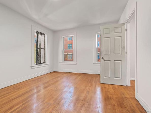 826 E 216 Street, Bronx NY 10467
