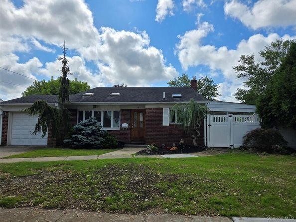 224 Yoakum Avenue, Farmingdale NY 11735