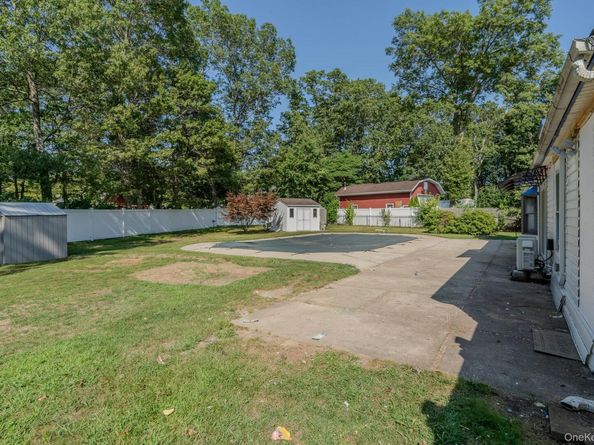 21 Mount Snow Lane, Coram NY 11727