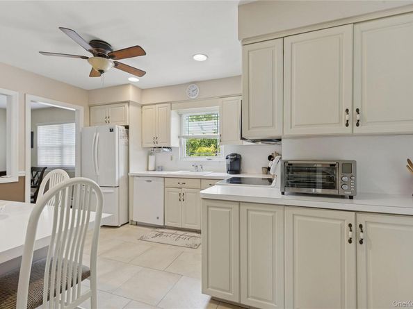 7 Mark Lane, Farmingville NY 11738