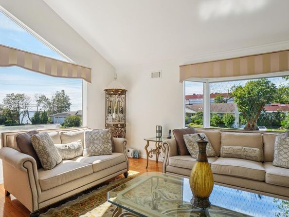 34 Kensington Oval, New Rochelle NY 10805