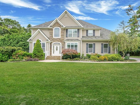 6 Nick Court, Yaphank NY 11980