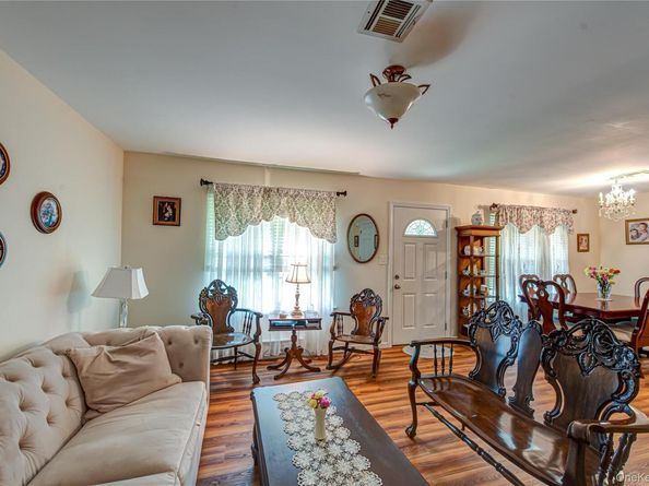 350B Woodbridge Drive 350B, Ridge NY 11961