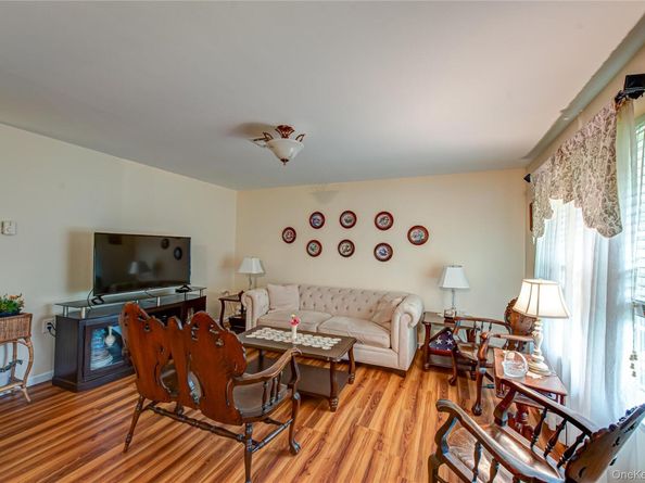 350B Woodbridge Drive 350B, Ridge NY 11961