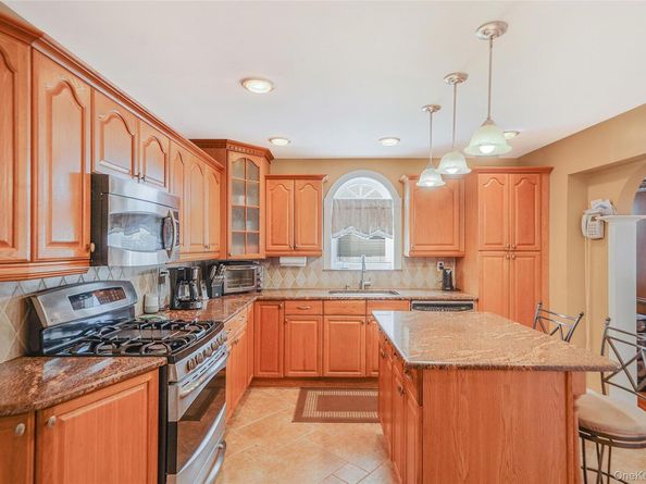 546 S Walnut Street, Lindenhurst NY 11757