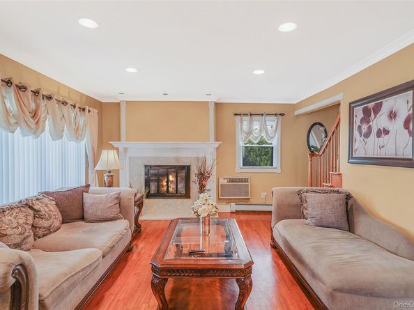546 S Walnut Street, Lindenhurst NY 11757