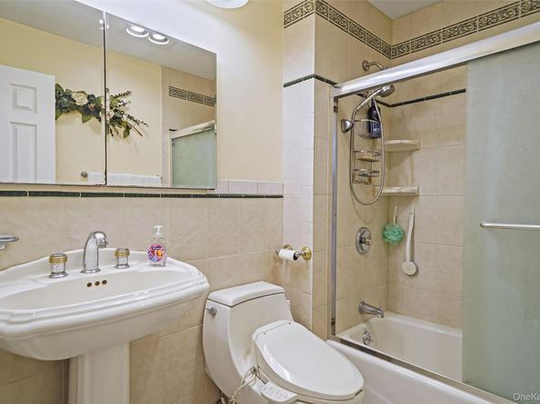 546 S Walnut Street, Lindenhurst NY 11757