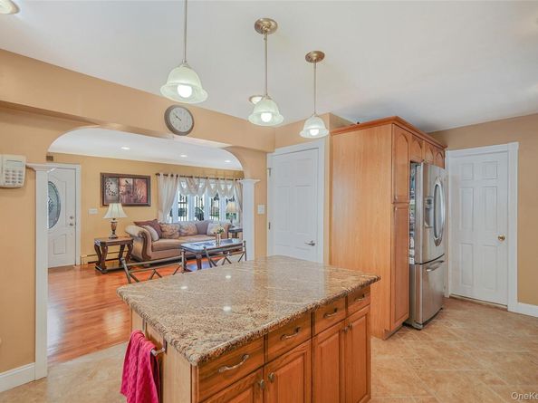546 S Walnut Street, Lindenhurst NY 11757