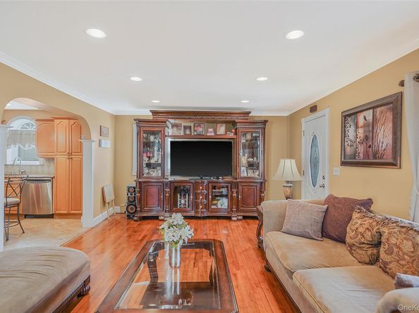 546 S Walnut Street, Lindenhurst NY 11757