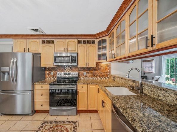 19 Edmarc Court, Oakdale NY 11769