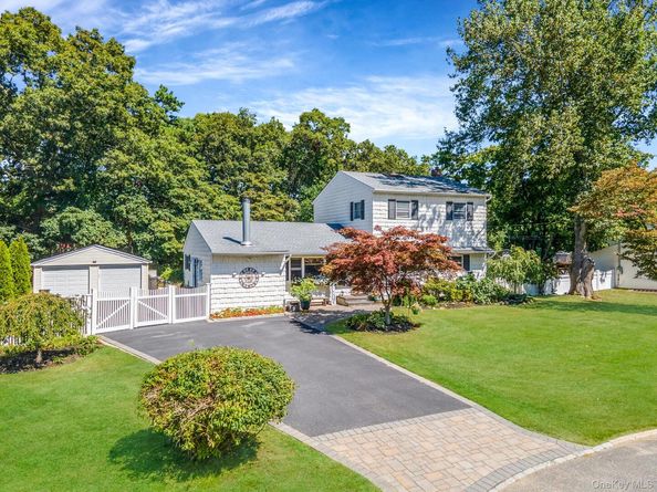 19 Edmarc Court, Oakdale NY 11769