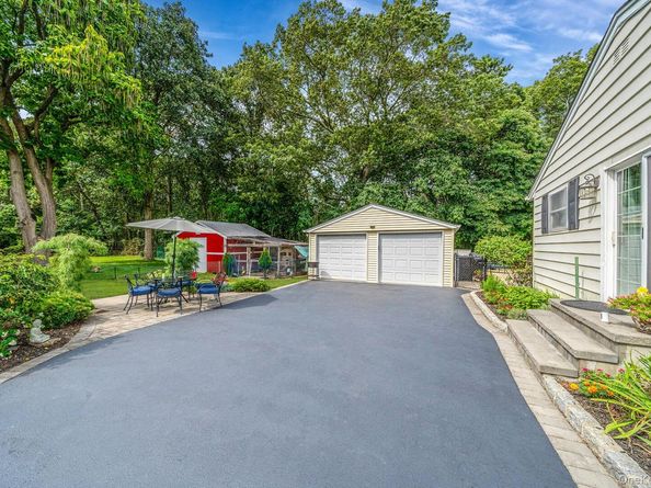 19 Edmarc Court, Oakdale NY 11769