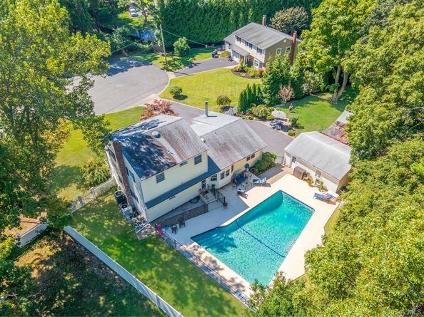 19 Edmarc Court, Oakdale NY 11769